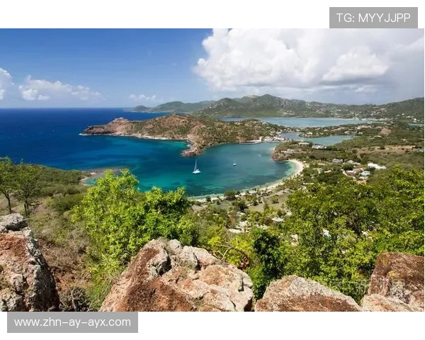 安提瓜海滩排球比赛吸引众多游客，安提瓜旅游